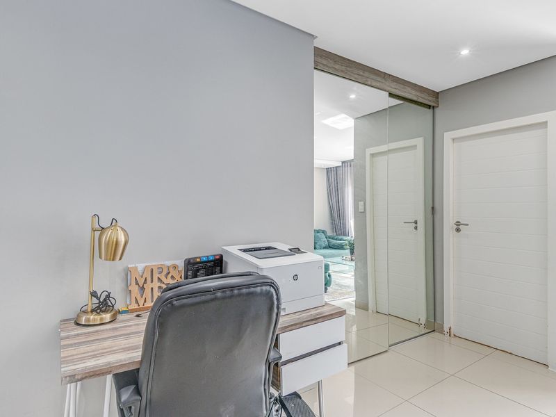 Modern 2-Bed 2-Bath 2-Parkings Apartment in Broadacres For Sale - Photo 9