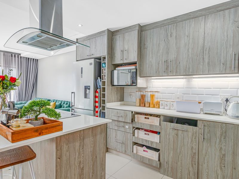 Modern 2-Bed 2-Bath 2-Parkings Apartment in Broadacres For Sale - Photo 2