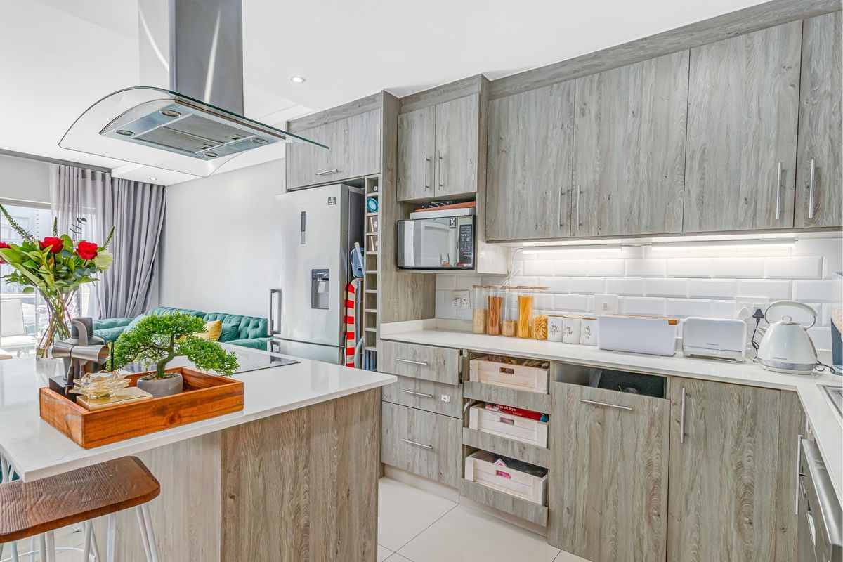 Modern 2-Bed 2-Bath 2-Parkings Apartment in Broadacres For Sale - Photo 2