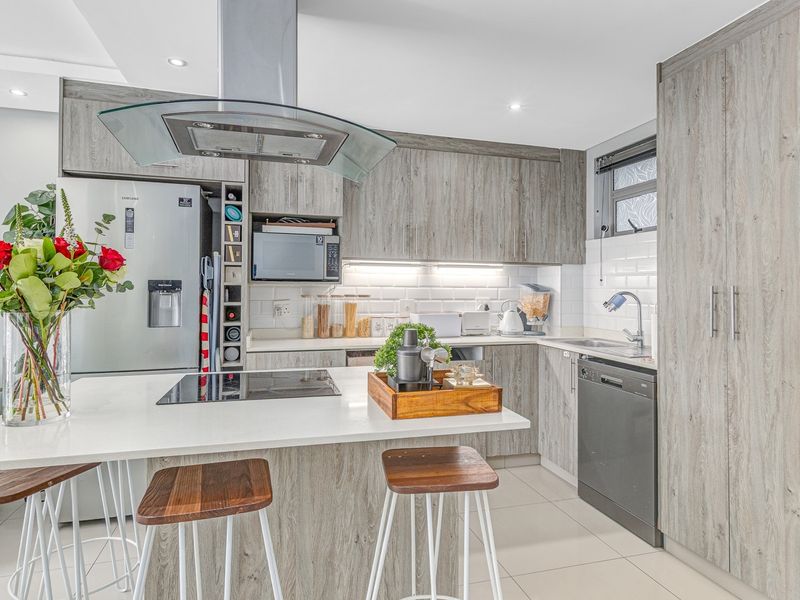 Modern 2-Bed 2-Bath 2-Parkings Apartment in Broadacres For Sale - Photo 3