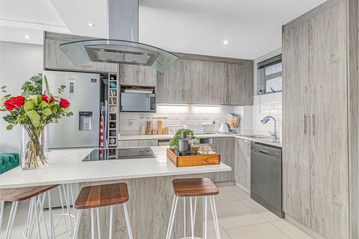 Modern 2-Bed 2-Bath 2-Parkings Apartment in Broadacres For Sale - Photo 3