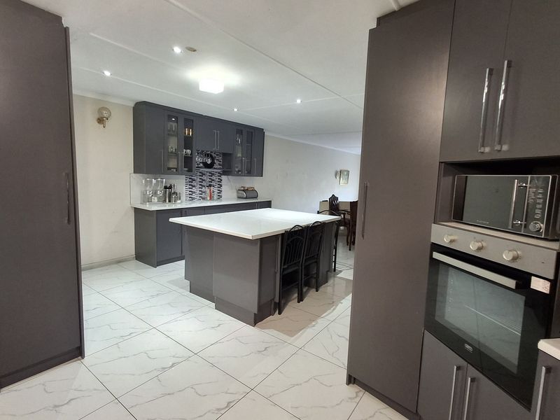 Do not miss out on this stunning 3 bedroom townhouse located in Beacon Bay - Photo 3