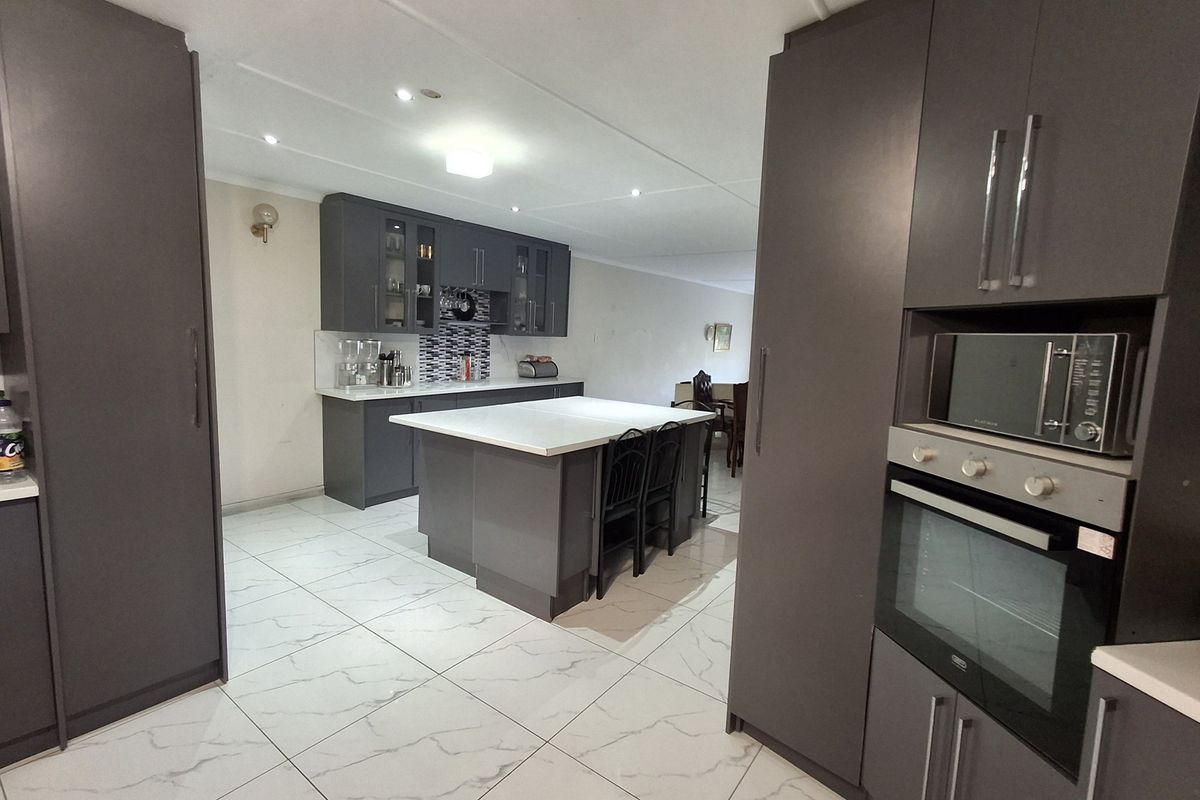 Do not miss out on this stunning 3 bedroom townhouse located in Beacon Bay - Photo 3