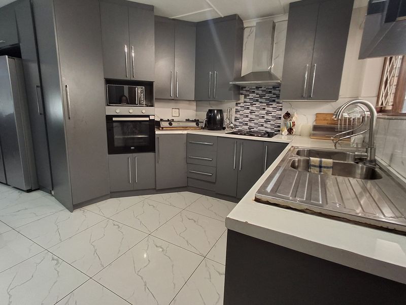 Do not miss out on this stunning 3 bedroom townhouse located in Beacon Bay - Photo 2