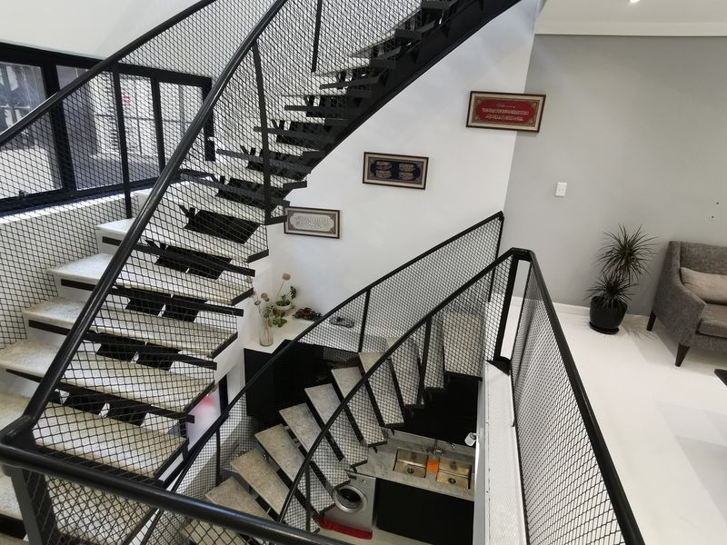 Designer 2 Bedroom Apartment for Luxury Living - Photo 9