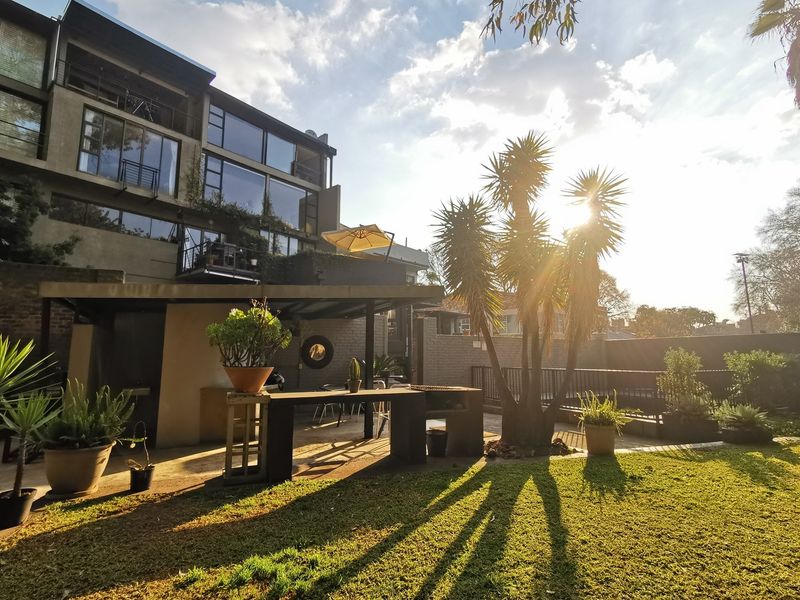 Designer 2 Bedroom Apartment for Luxury Living - Photo 3