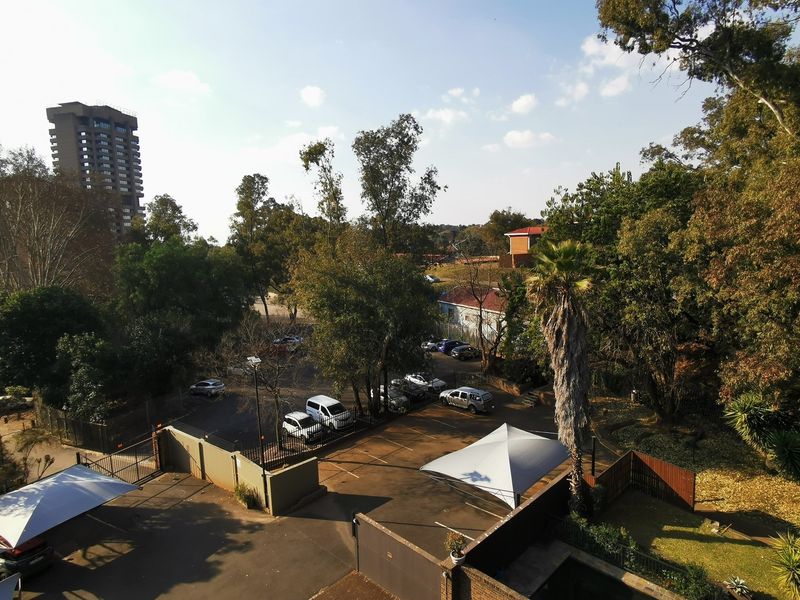 Designer 2 Bedroom Apartment for Luxury Living - Photo 6