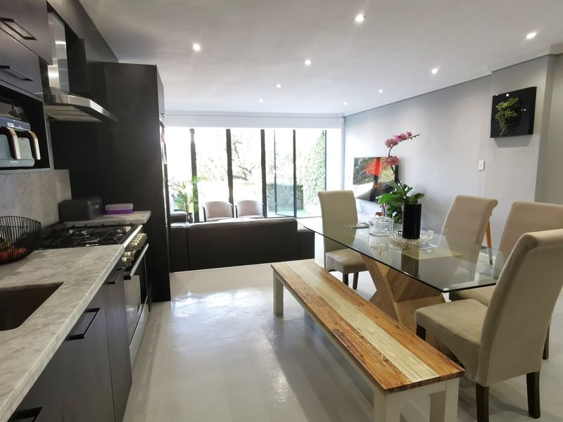 Designer 2 Bedroom Apartment for Luxury Living - Photo 4