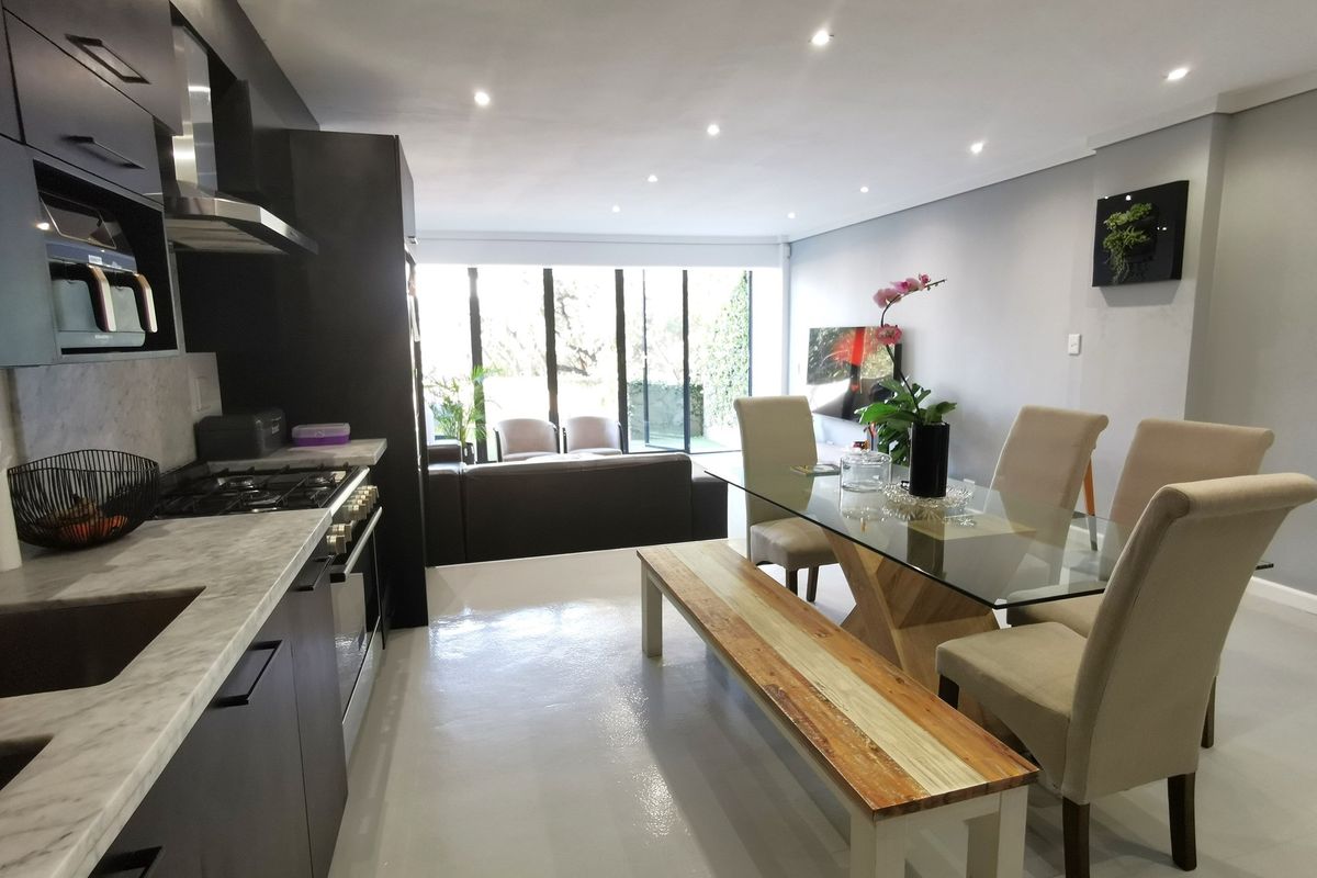 Designer 2 Bedroom Apartment for Luxury Living - Photo 4