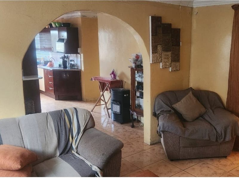 Encompassing 3 Bedroom and 2 bathroom house in Amalinda East London - Photo 10