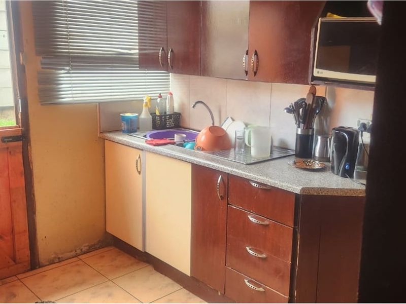 Encompassing 3 Bedroom and 2 bathroom house in Amalinda East London - Photo 6