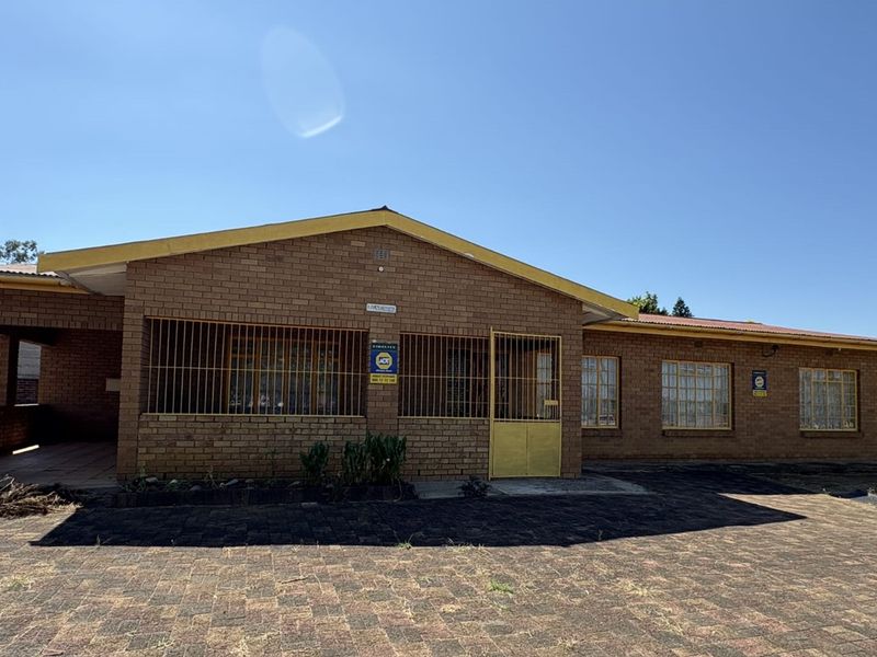 Spacious Furnished 4-Bedroom Home in Glencoe, KZN! - Photo 1