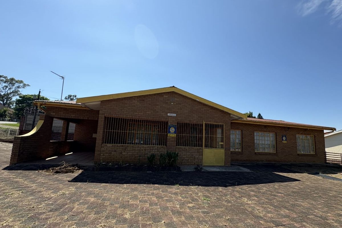 Spacious Furnished 4-Bedroom Home in Glencoe, KZN! - Photo 3