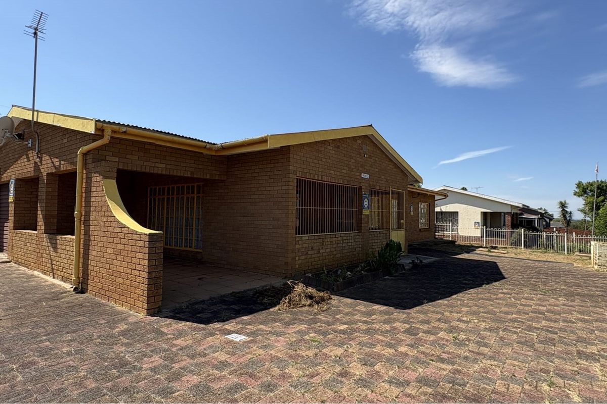 Spacious Furnished 4-Bedroom Home in Glencoe, KZN! - Photo 2
