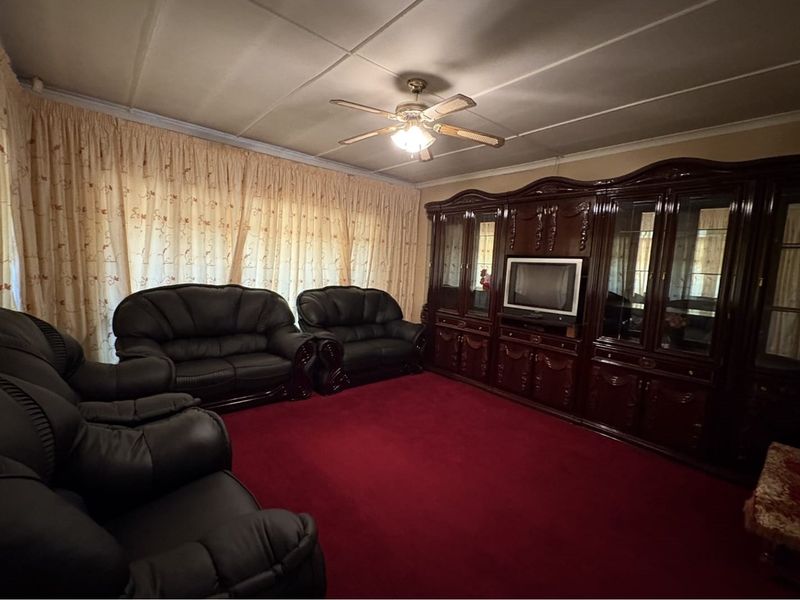 Spacious Furnished 4-Bedroom Home in Glencoe, KZN! - Photo 8