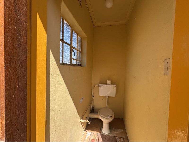 Spacious Furnished 4-Bedroom Home in Glencoe, KZN! - Photo 7