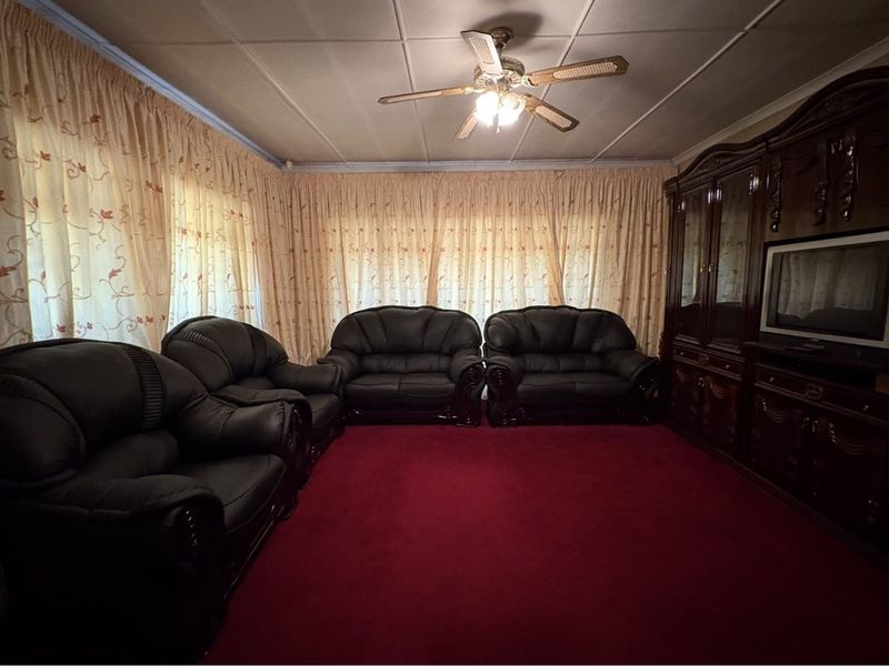 Spacious Furnished 4-Bedroom Home in Glencoe, KZN! - Photo 9