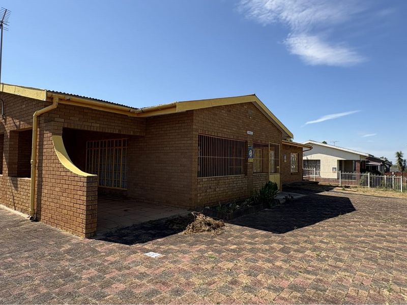 Spacious Furnished 4-Bedroom Home in Glencoe, KZN! - Photo 3
