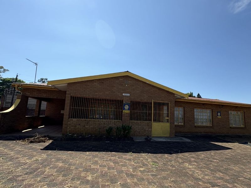 Spacious Furnished 4-Bedroom Home in Glencoe, KZN! - Photo 2