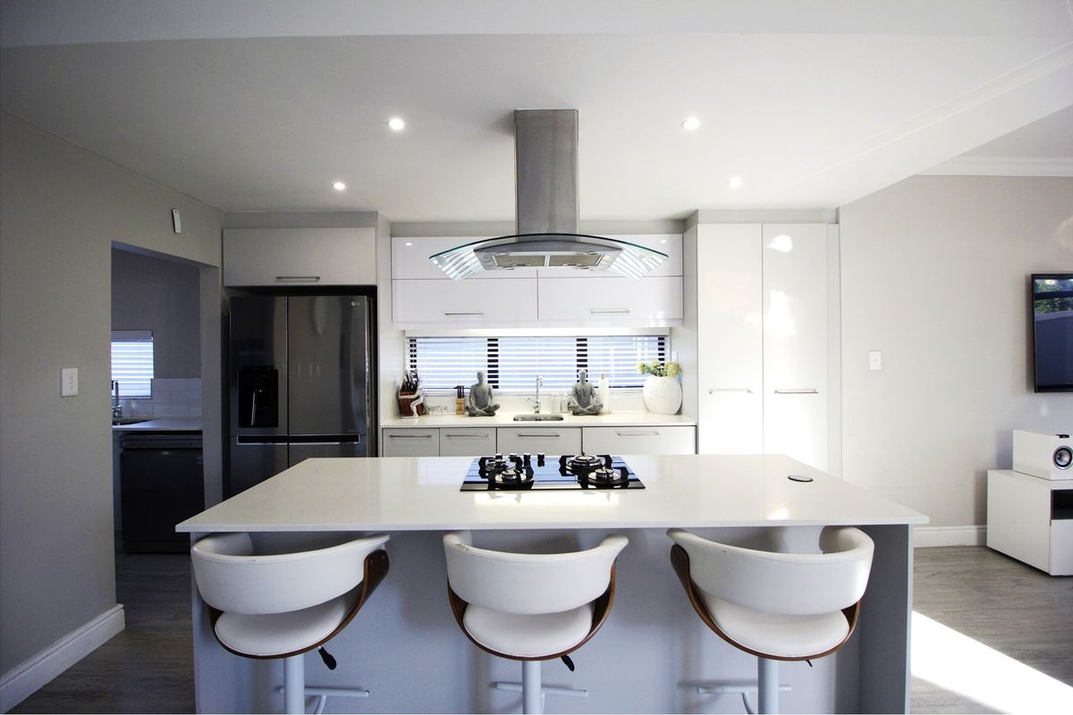 Stunning Modern 4Bedroom Home in Broadacres - Photo 4