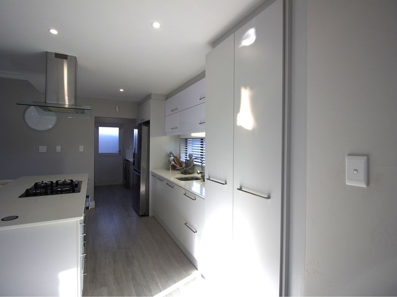 Stunning Modern 4Bedroom Home in Broadacres - Photo 7