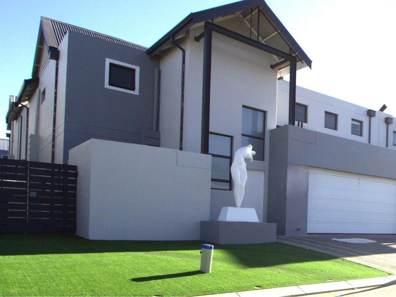 Stunning Modern 4Bedroom Home in Broadacres - Photo 2
