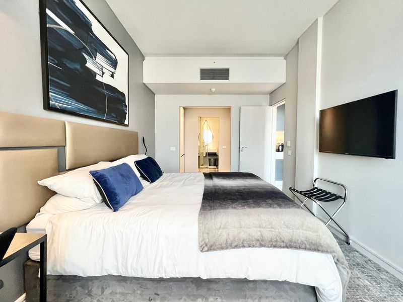 Luxury Fully Furnished 2-Bedroom Apartment in Prime Location - Photo 8