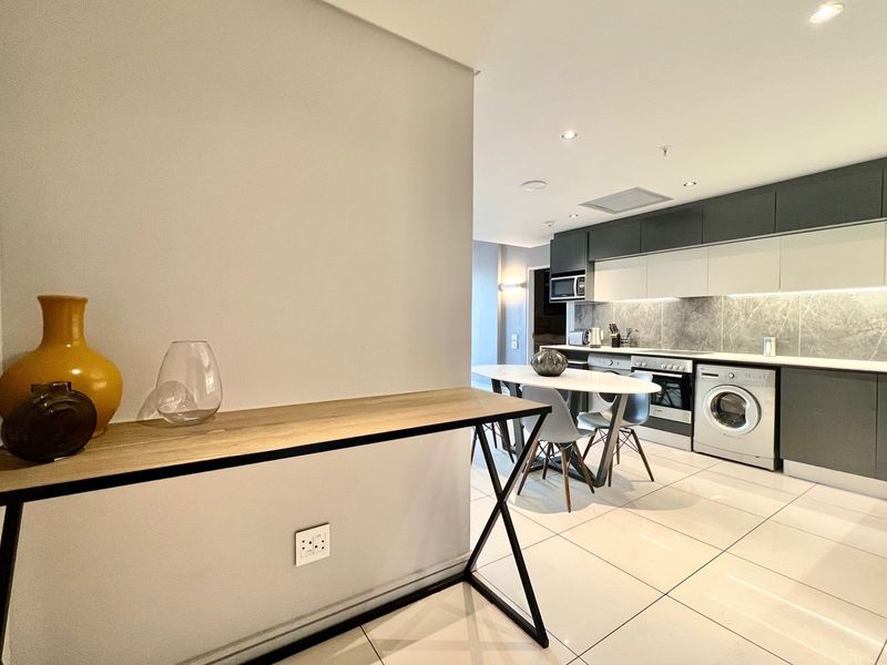 Luxury Fully Furnished 2-Bedroom Apartment in Prime Location - Photo 2