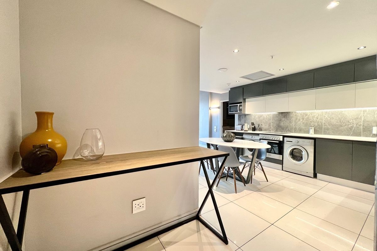 Luxury Fully Furnished 2-Bedroom Apartment in Prime Location - Photo 2