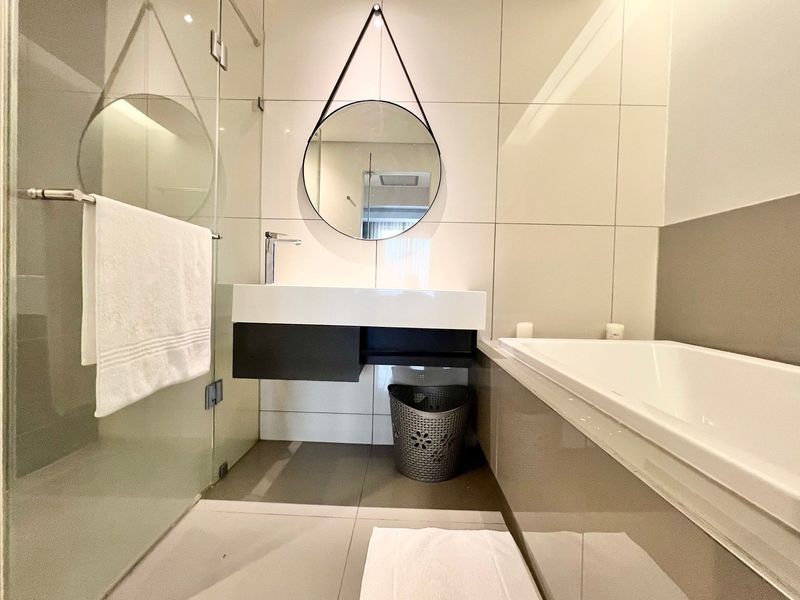 Luxury Fully Furnished 2-Bedroom Apartment in Prime Location - Photo 10