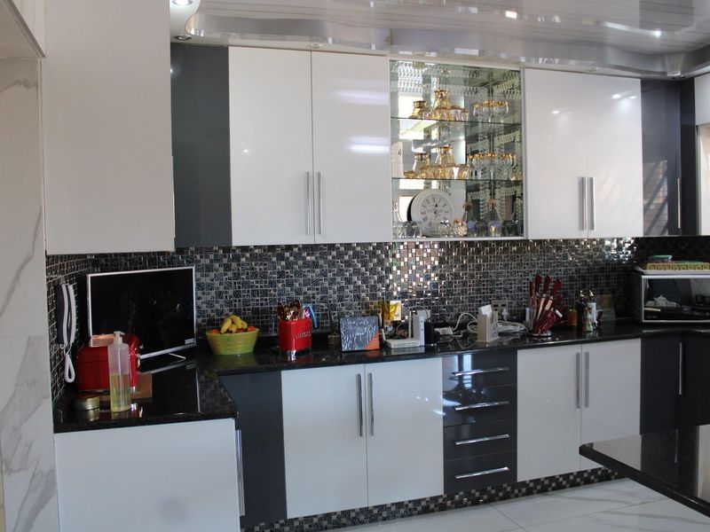 Endearing Elegance With Law Maintenance Appeal - Photo 5