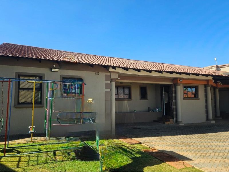 Endearing Elegance With Law Maintenance Appeal - Photo 2