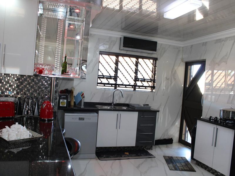 Endearing Elegance With Law Maintenance Appeal - Photo 10