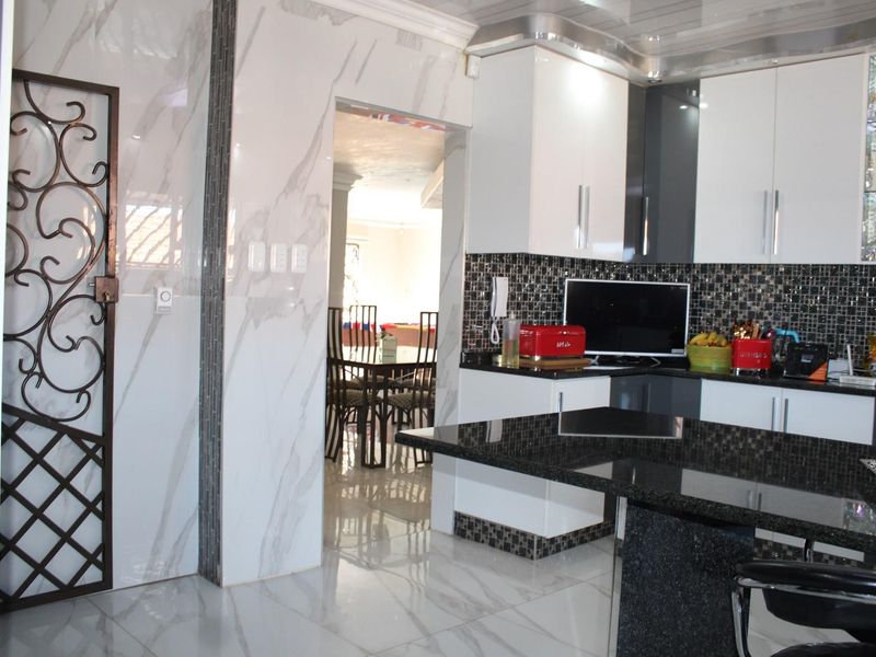 Endearing Elegance With Law Maintenance Appeal - Photo 9