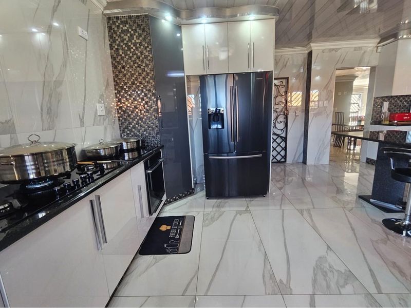 Endearing Elegance With Law Maintenance Appeal - Photo 4