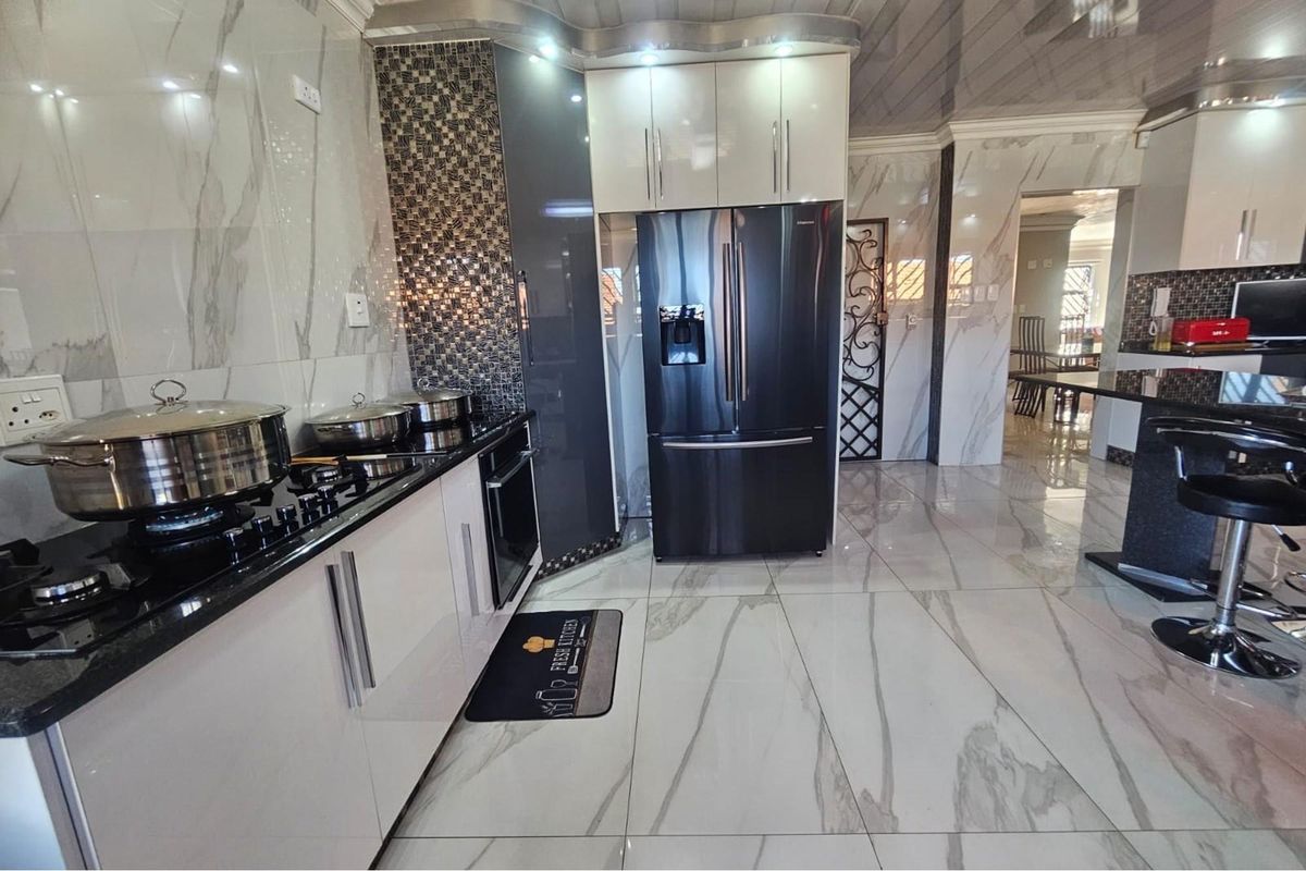 Endearing Elegance With Law Maintenance Appeal - Photo 4