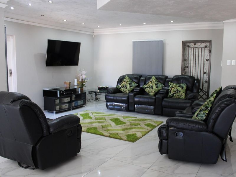 Endearing Elegance With Law Maintenance Appeal - Photo 6