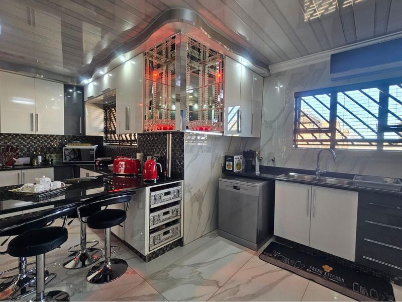 Endearing Elegance With Law Maintenance Appeal - Photo 3