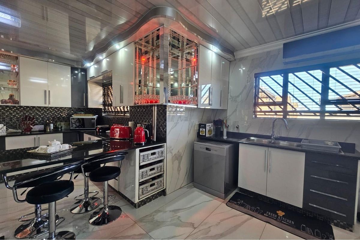 Endearing Elegance With Law Maintenance Appeal - Photo 3