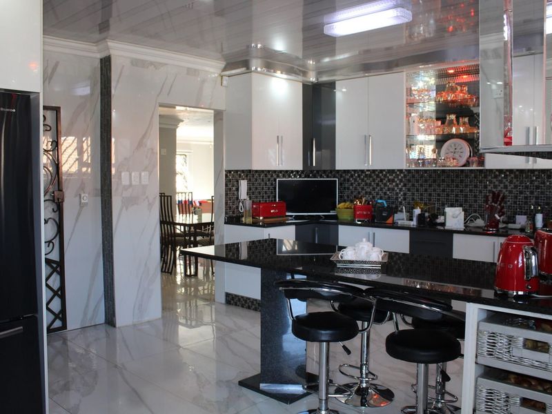 Endearing Elegance With Law Maintenance Appeal - Photo 7