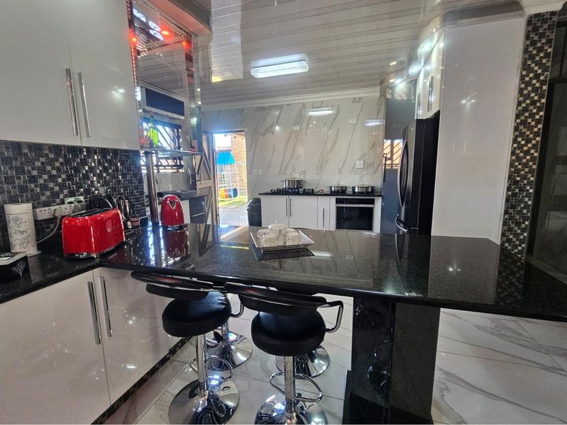 Endearing Elegance With Law Maintenance Appeal - Photo 8