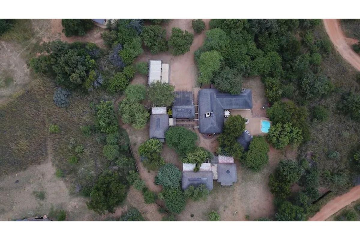Exquisite Five-Bedroom Lodge at Zebula Golf Estate - Photo 2