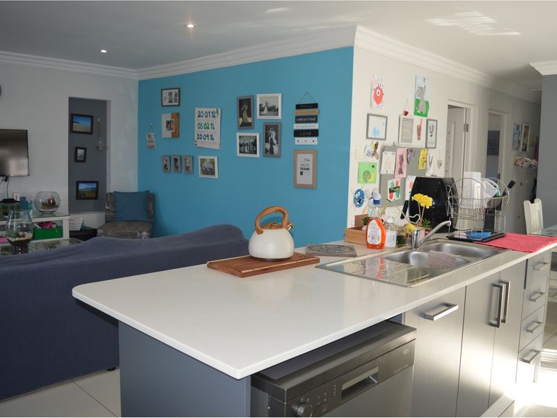 Secure living 3 bedroom 2 bathroom home in Gonubie East London - Photo 1