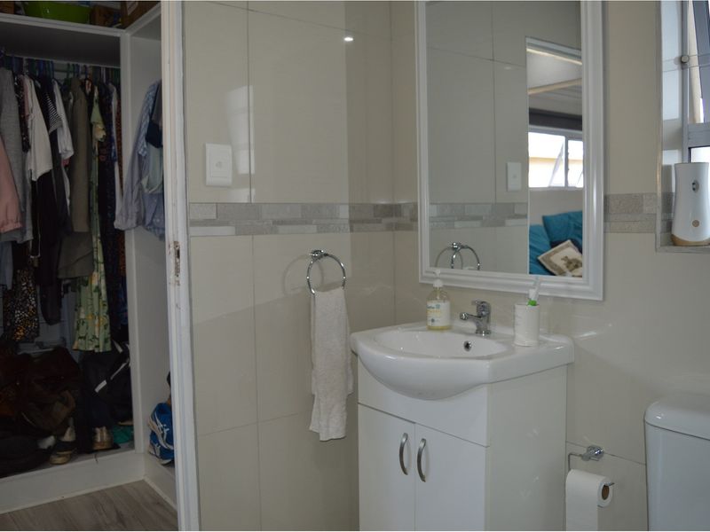Secure living 3 bedroom 2 bathroom home in Gonubie East London - Photo 10
