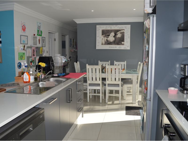 Secure living 3 bedroom 2 bathroom home in Gonubie East London - Photo 2