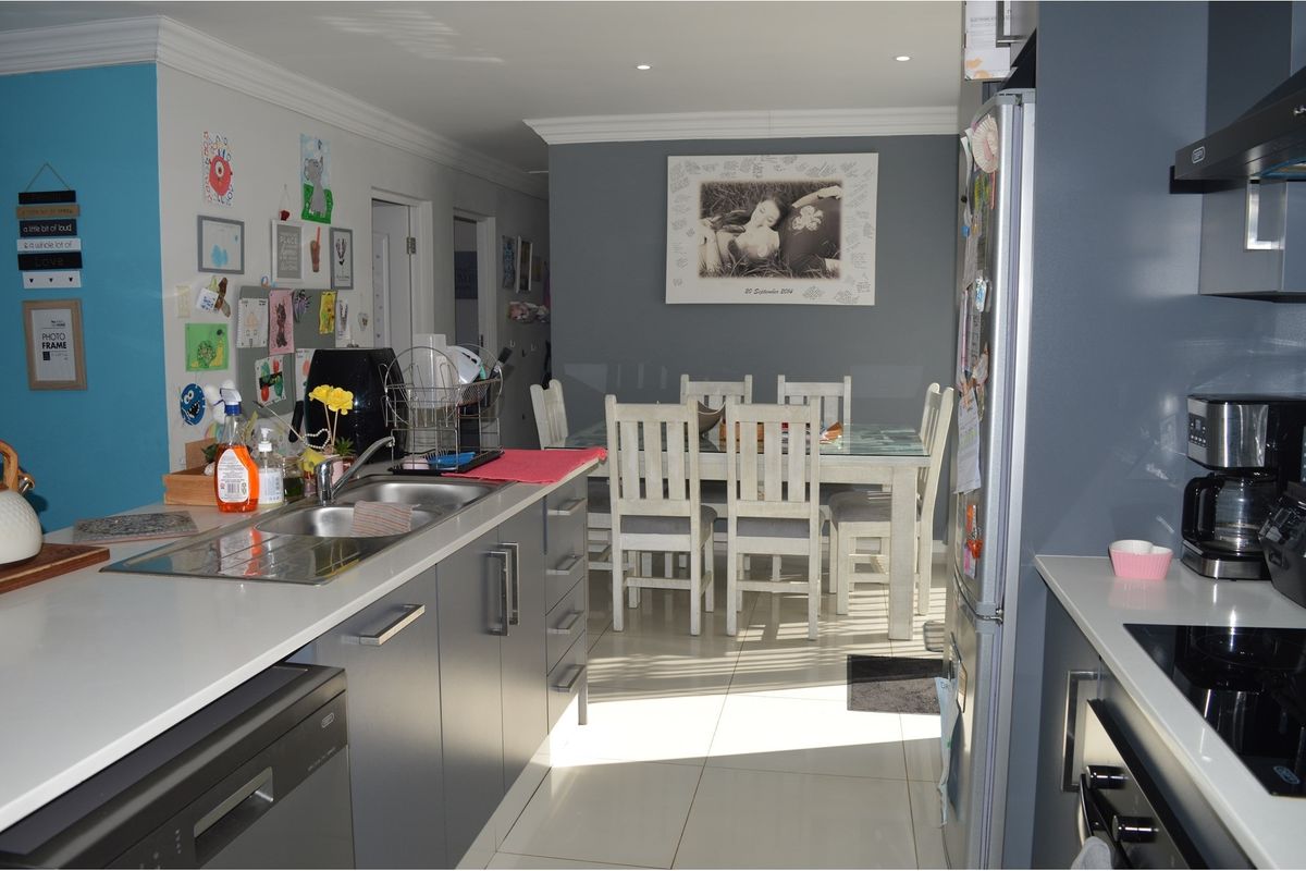 Secure living 3 bedroom 2 bathroom home in Gonubie East London - Photo 2
