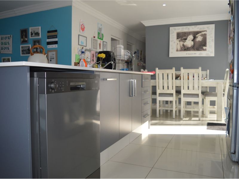 Secure living 3 bedroom 2 bathroom home in Gonubie East London - Photo 4