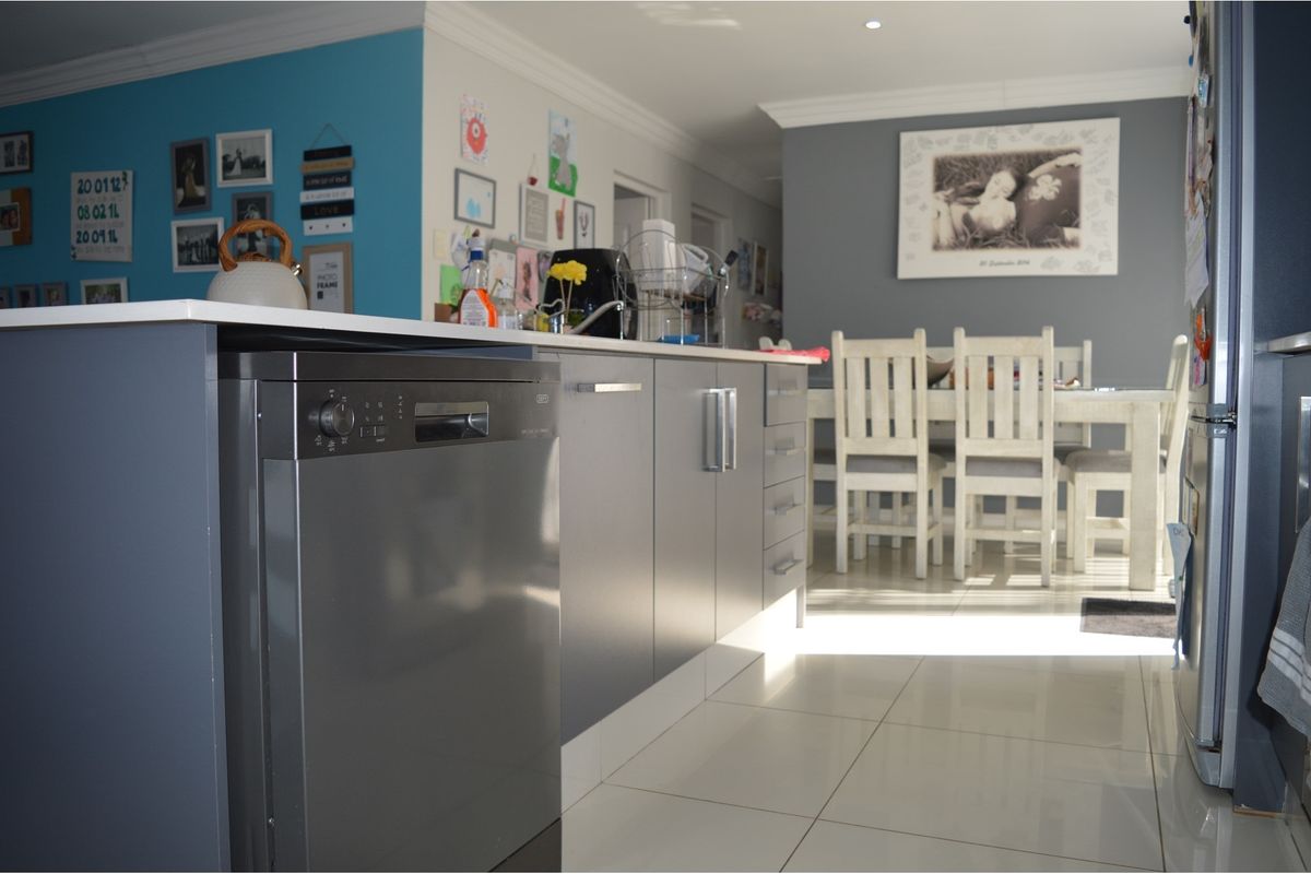 Secure living 3 bedroom 2 bathroom home in Gonubie East London - Photo 4