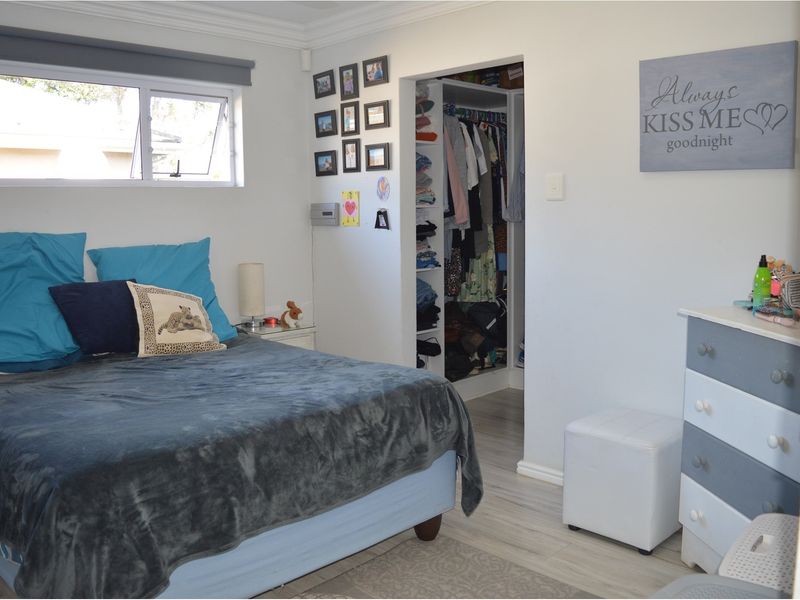Secure living 3 bedroom 2 bathroom home in Gonubie East London - Photo 5