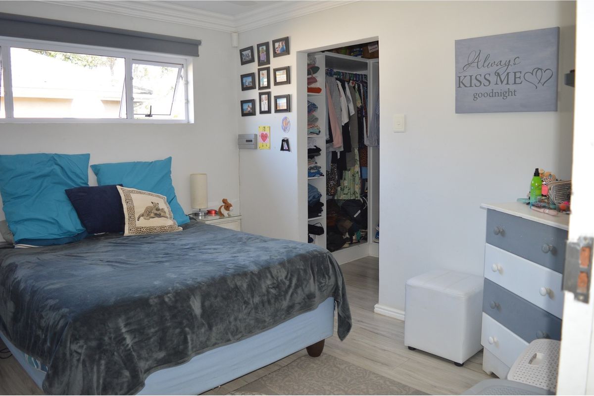 Secure living 3 bedroom 2 bathroom home in Gonubie East London - Photo 5